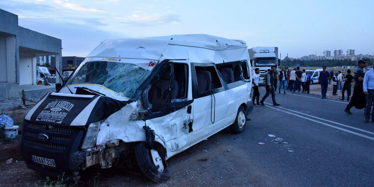 Siverek'te minibüs ile TIR çarpıştı: 19 yaralı