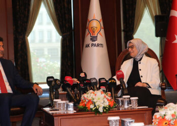 Siyasi parti heyetleri bayramlaştı