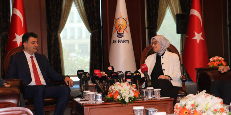 Siyasi parti heyetleri bayramlaştı