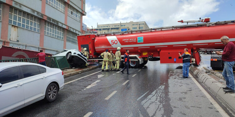 Su tankeri otomobile çarptı, cadde trafiğe kapatıldı 