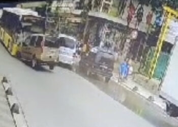 Sultanbeyli'de hafif ticari araç ile i̇ett otobüsü çarpıştı