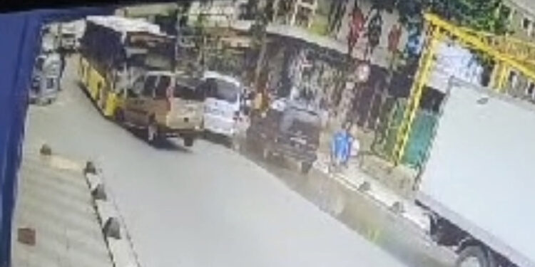 Sultanbeyli'de hafif ticari araç ile İETT otobüsü çarpıştı