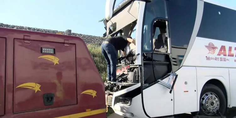 Thy personelini taşıyan servisle kamyon çarpıştı