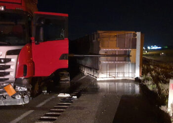 TIR karşı şeride geçti: 1 ölü, 6 yaralı