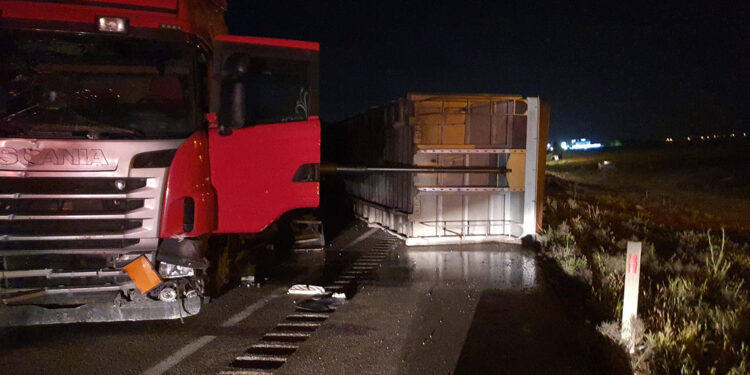 TIR karşı şeride geçti: 1 ölü, 6 yaralı