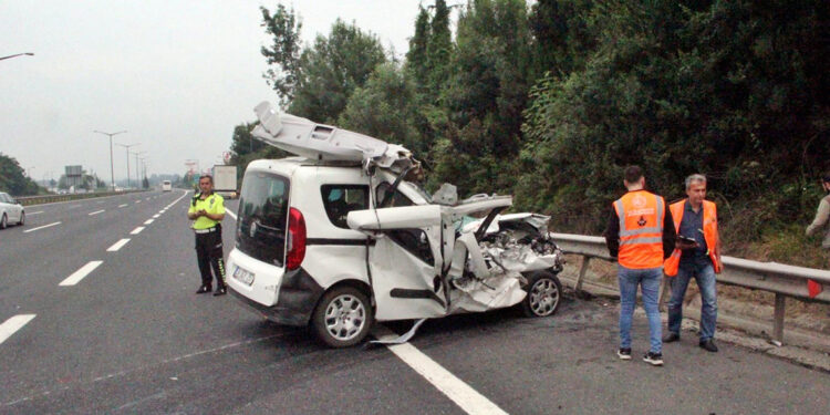 TIR'a arkadan çarpan hafif ticari araçtaki 3 kişi yaralandı