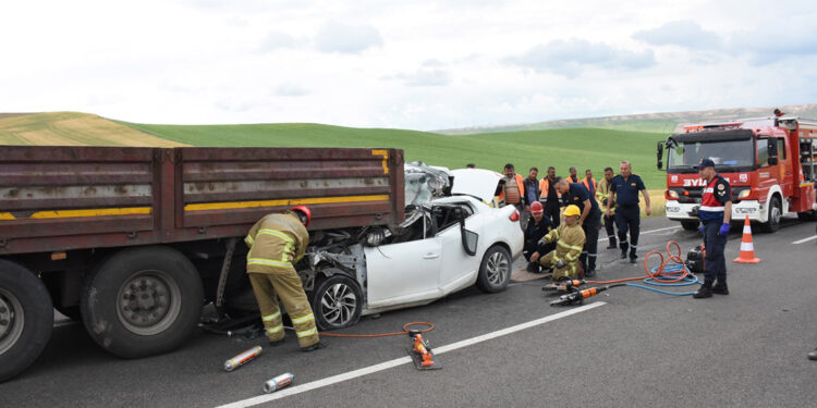 TIR'a çarpan otomobilin sürücüsü polis, öldü