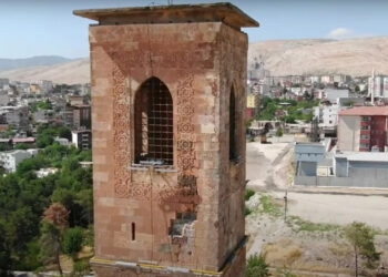 Tarihi Kırık Minare'den taşlar düşmeye başladı
