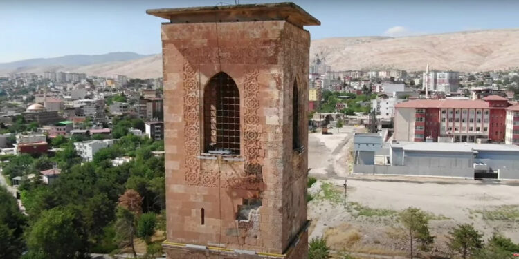 Tarihi Kırık Minare'den taşlar düşmeye başladı