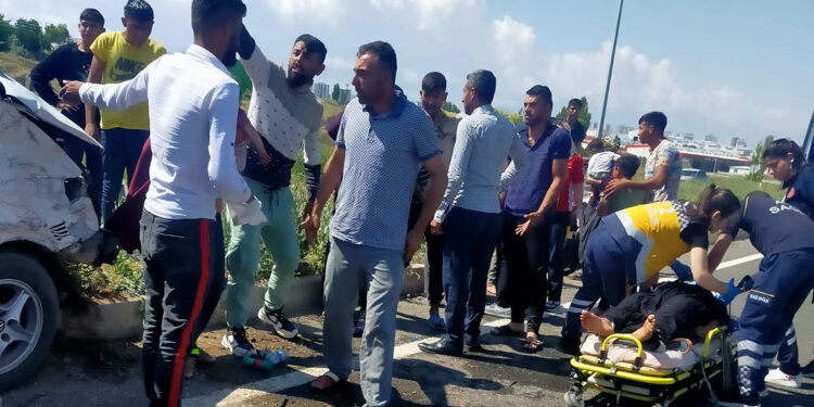 Tarım işçilerinin minibüsü kamyonet ile çarpıştı: 1 ölü, 7 yaralı