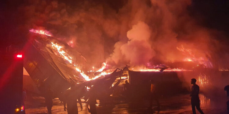 Tarsus'ta plastik fabrikasında yangın