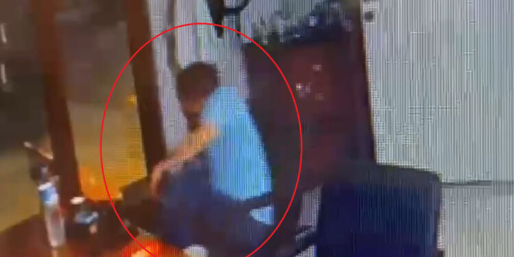 Tavanı delen yorgun mermi, başını sıyırıp geçti