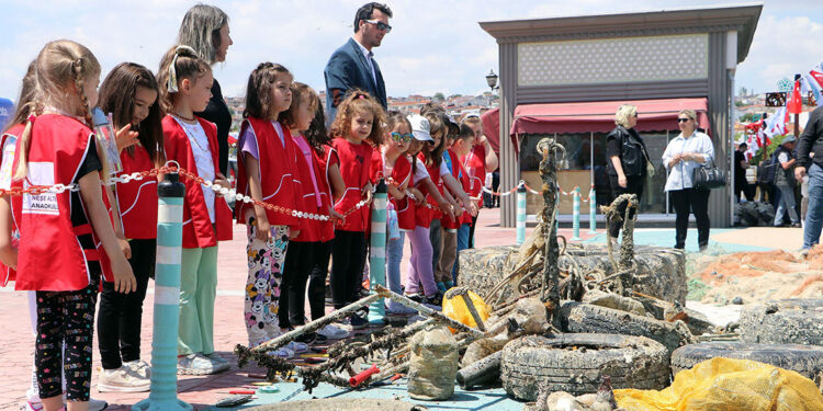 Tekirdağ'da denizden çıkan atıklar sergilendi