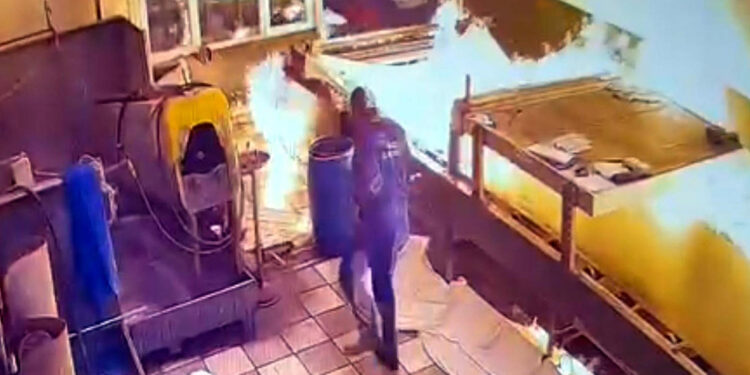 Tekstil fabrikasında baskı makinesi alev aldı; 3 yaralı