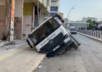 Temizlik aracı, çöken yola devrildi