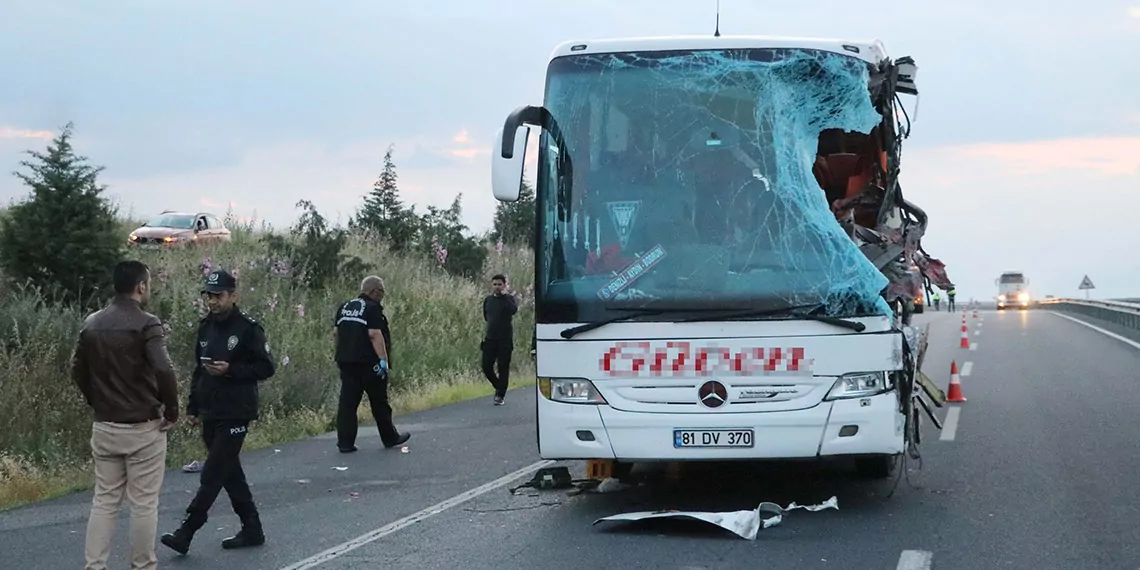 Ters seritte giden tir yolcu otobusune carptie - yaşam - haberton