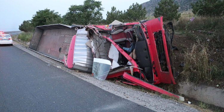 Ters şeritte giden TIR, yolcu otobüsüne çarptı