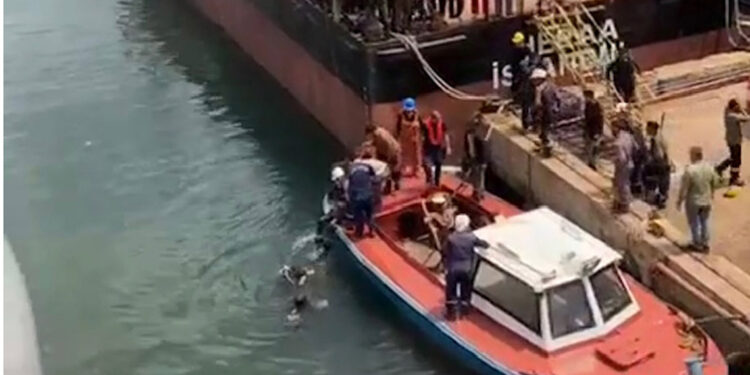 Tersaneden denize düşen işçi hayatını kaybetti