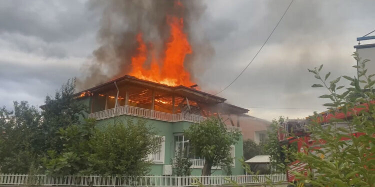 Tokat'ta 2 katlı evin çatısında yangın