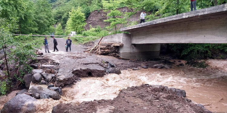 Tokat'ta sağanak menfezleri tıkadı, yollar göle döndü