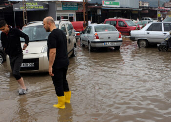 Tokat'ta sağanakta ev ve iş yerlerini su bastı