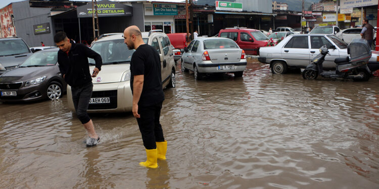 Tokat'ta sağanakta ev ve iş yerlerini su bastı