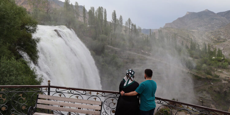 Tortum Gölü yüzde 100 doldu, şelale coştu