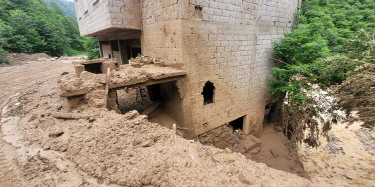 Trabzon'da heyelan; 2 ev boşaltıldı