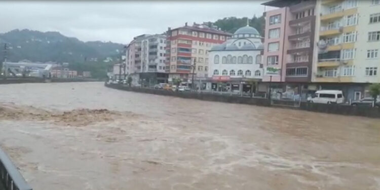 Trabzon'da sağanak; ‘dereden uzak durun’ çağrısı yapıldı