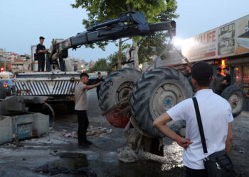 Traktör ile servis minibüsü çarpıştı: 1 ölü, 1 yaralı