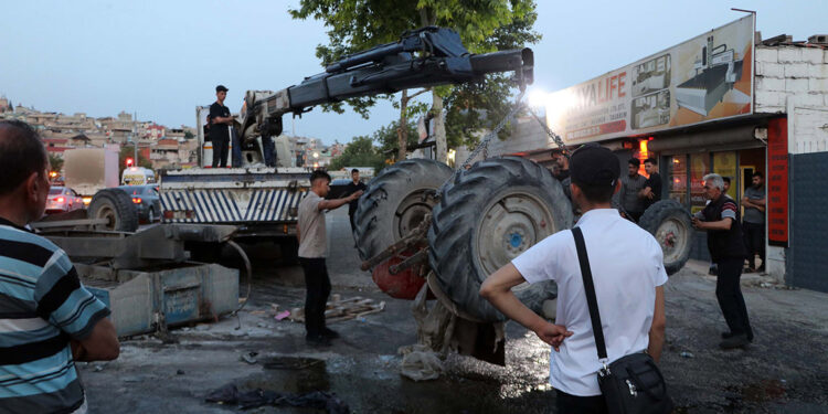 Traktör ile servis minibüsü çarpıştı: 1 ölü, 1 yaralı