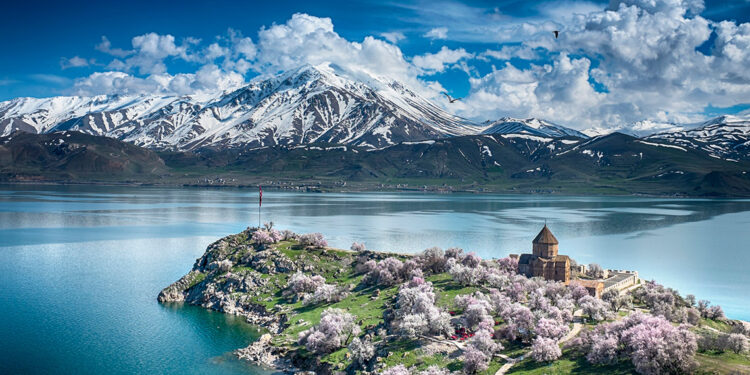 Turistlerin uğrak mekanı; Akdamar Adası