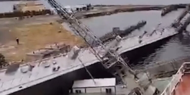 Tuzla'da tersanede gemi havuzu çöktü