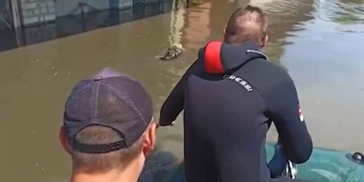 Ukrayna'da sel basan yerlerde kurtarma çalışmaları