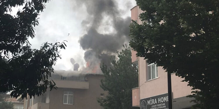 Ümraniye'de 4 katlı binanın çatısında yangın