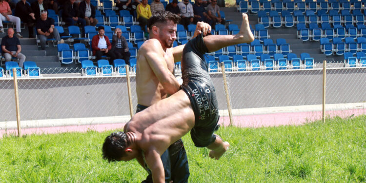 Üniversitelerarası Yağlı Güreş Şampiyonası başladı