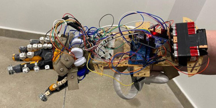 Üniversitelilerden sanal gerçeklik eldiveni