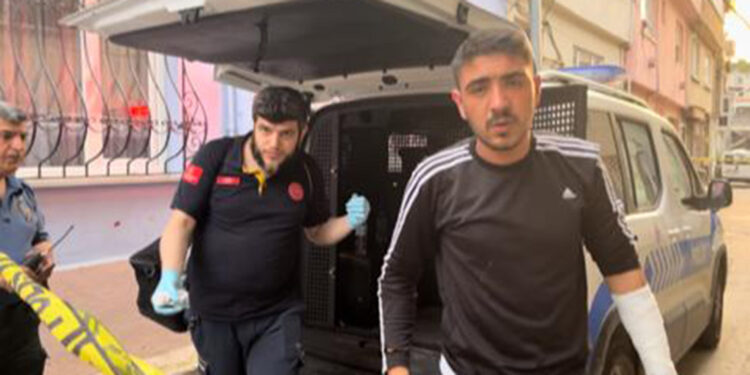 Üvey babası ile annesini bıçaklayan şüpheli tutuklandı