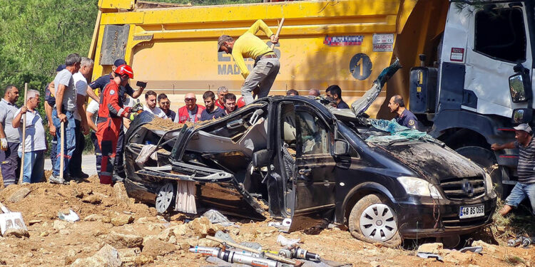 Üzerine kamyon devrilen minibüsteki iş insanı öldü