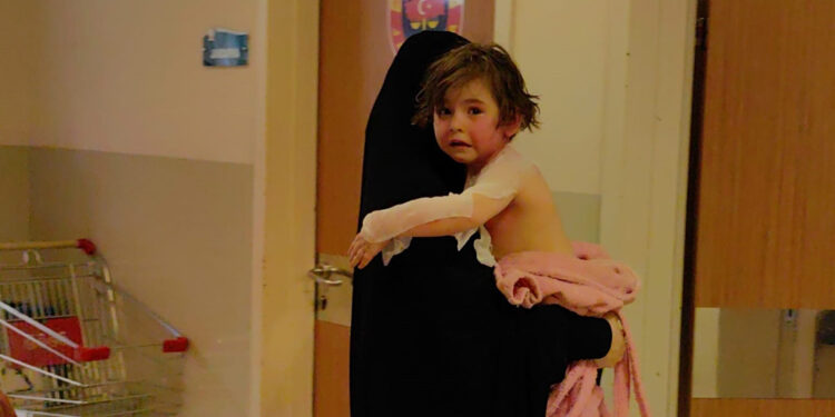 Üzerine kaynar su dökülen 4 yaşındaki Abir yaralandı