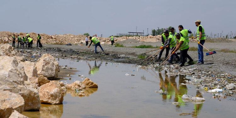 Van Gölü sahilinde çevre temizliği