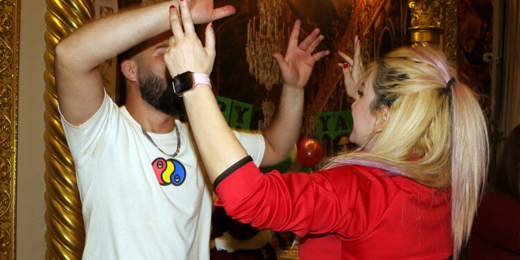 Van'a gelen İranlılar, kültürlerini yaşatan mekanlarda