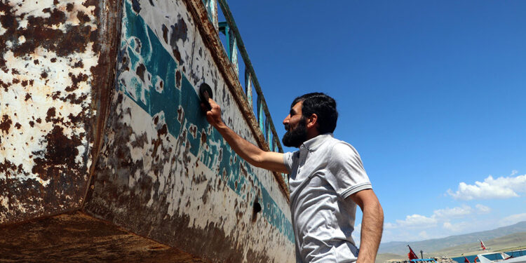 Vanlı balıkçılar teknelerini yeni sezona hazırlıyor