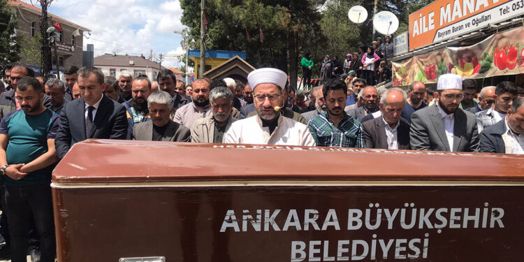 Yakılmış cesedi bulunan 2 kişiden biri toprağa verildi