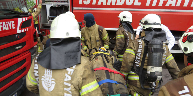 Yangına müdahale eden itfaiye eri çatıdan düştü 