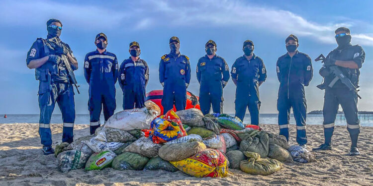 Yasaklı deniz hıyarı içeren 67 çuvala el koyuldu