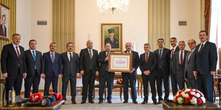 Yener, Cumhurbaşkanı mazbatasını Şentop'a teslim ettiYener, Cumhurbaşkanı mazbatasını Şentop'a teslim etti