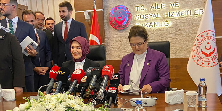 Yeni Aile ve Sosyal Hizmetler Bakanı, görevi devraldı