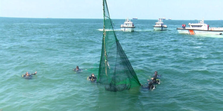 Yeşilköy Sahili'nde 'Hayalet ağ' temizliği