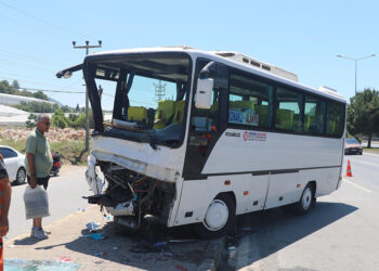 Yolcu midibüsü ile VIP minibüs çarpıştı; 13 yaralı